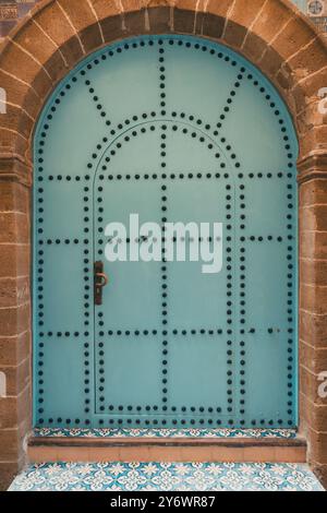 Casa tradizionale, decorata e decorata con porte blu, nella storica Medina, Essaouira, Morroco, viaggio Foto Stock