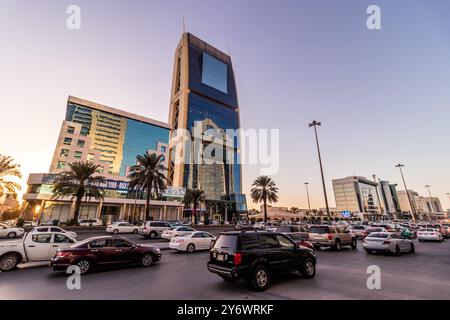 RIYADH, ARABIA SAUDITA - 30 NOVEMBRE 2021: Traffico sulla strada King Fahd a Riyadh, Arabia Saudita Foto Stock