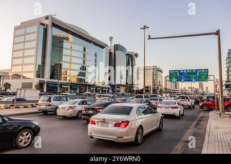 RIYADH, ARABIA SAUDITA - 30 NOVEMBRE 2021: Traffico sulla strada King Fahd a Riyadh, Arabia Saudita Foto Stock