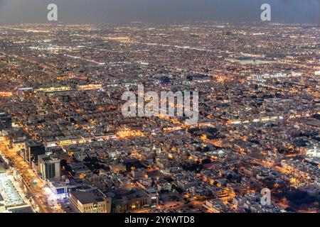 Vista aerea serale di Riyad, capitale dell'Arabia Saudita Foto Stock
