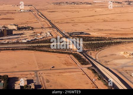 Veduta aerea di uno svincolo sulla strada dell'aeroporto vicino a Riad, Arabia Saudita Foto Stock