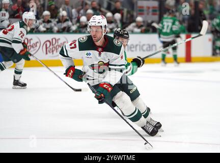 Dallas, Stati Uniti. 25 settembre 2024. Declan Chisholm n. 47 dei Minnesota Wild controlla il puck durante la partita di pre-stagione della NHL tra i Dallas Stars e i Minnesota Wild all'American Airlines Center. I Dallas Stars sconfiggono i Minnesota Wild per 5-2. Il 25 settembre 2024 a Dallas, Texas, Stati Uniti. (Foto di Javier Vicencio/Eyepix Group/Sipa USA) credito: SIPA USA/Alamy Live News Foto Stock