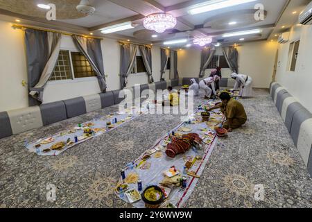 NAJRAN, ARABIA SAUDITA - 26 NOVEMBRE 2021: Sala da pranzo della tribù Yam a Najran, Arabia Saudita Foto Stock