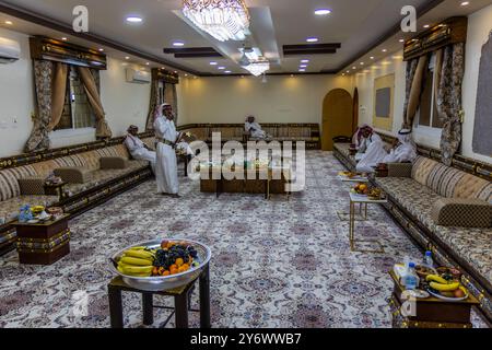 NAJRAN, ARABIA SAUDITA - 26 NOVEMBRE 2021: Sala riunioni della tribù Yam a Najran, Arabia Saudita Foto Stock