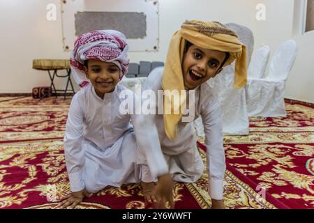 NAJRAN, ARABIA SAUDITA - 26 NOVEMBRE 2021: Figli della tribù Yam a Najran, Arabia Saudita Foto Stock