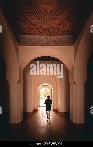 Sagoma di un uomo che cammina attraverso un'entrata ad arco all'interno del Padiglione nei Giardini Menara, luce e ombra, retroilluminazione, luce e buio, ombra pla Foto Stock