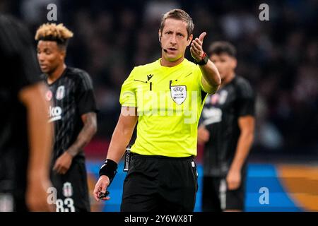 AMSTERDAM, PAESI BASSI - SETTEMBRE 26: Gesti dell'arbitro John Brooks durante la partita UEFA Europa League 2024/25 fase MD1 tra AFC Ajax e Besiktas JK alla Johan Cruijff Arena il 26 settembre 2024 ad Amsterdam, Paesi Bassi. (Foto di Rene Nijhuis) Foto Stock