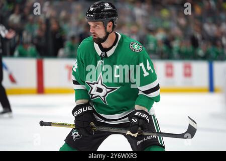 Dallas, Texas, Stati Uniti. 25 settembre 2024. Jamie Benn n. 14 dei Dallas Stars pattina sul ghiaccio durante la partita di pre-stagione della NHL tra i Dallas Stars e i Minnesota Wild all'American Airlines Center. I Dallas Stars sconfiggono i Minnesota Wild per 5-2. Il 25 settembre 2024 a Dallas, Texas, Stati Uniti. (Credit Image: © Javier Vicencio/eyepix via ZUMA Press Wire) SOLO PER USO EDITORIALE! Non per USO commerciale! Foto Stock