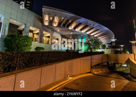 RIYADH, ARABIA SAUDITA - 30 NOVEMBRE 2021: Ingresso dell'edificio Kingdom Centre a Riyadh, Arabia Saudita Foto Stock