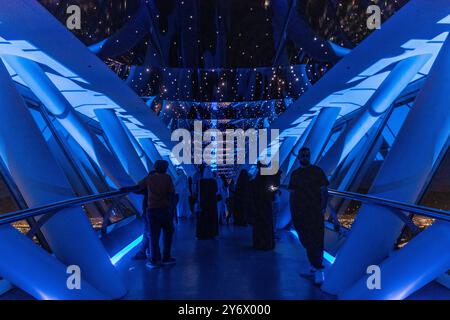 RIYADH, ARABIA SAUDITA - 1 DICEMBRE 2021: Interno del Kingdom Centre Sky Bridge a Riyadh, Arabia Saudita Foto Stock