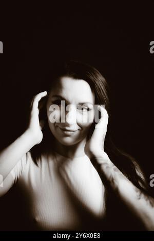foto in bianco e nero di una giovane modella con top bianco Foto Stock