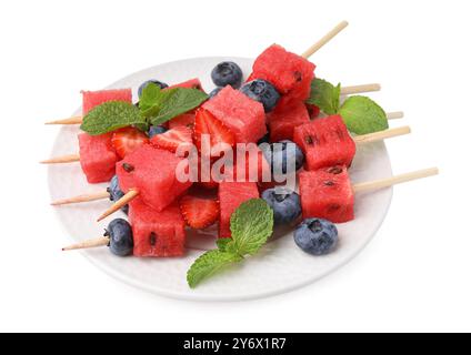 Spiedini con gustosi anguria, fragole, mirtilli e menta isolati su bianco Foto Stock