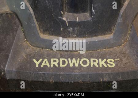 Primo piano del logo del marchio Yardworks sulla parte anteriore del rasaerba elettrico. Foto Stock