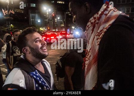 26 settembre 2024, New York City, New York, U. S: Manifestanti pro israeliani contro pro palestinesi a Pershing Square alla Grand Central Station di New York. (Credit Image: © Billy Tompkins/ZUMA Press Wire) SOLO PER USO EDITORIALE! Non per USO commerciale! Foto Stock