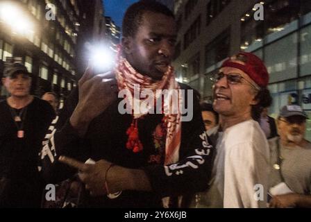 26 settembre 2024, New York City, New York, U. S: Manifestanti pro israeliani contro pro palestinesi a Pershing Square alla Grand Central Station di New York. (Credit Image: © Billy Tompkins/ZUMA Press Wire) SOLO PER USO EDITORIALE! Non per USO commerciale! Foto Stock