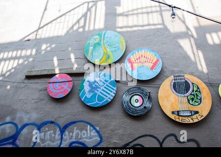 Decorazioni per dischi in vinile che celebrano la musica nel centro di St John's, Newfoundland & Labrador, Canada Foto Stock