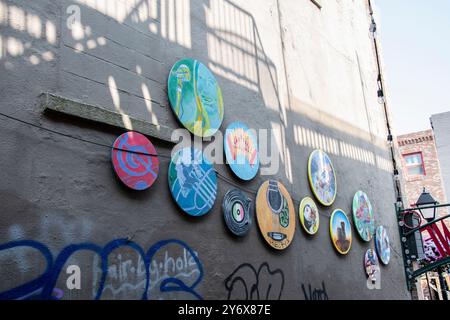 Decorazioni per dischi in vinile che celebrano la musica nel centro di St John's, Newfoundland & Labrador, Canada Foto Stock