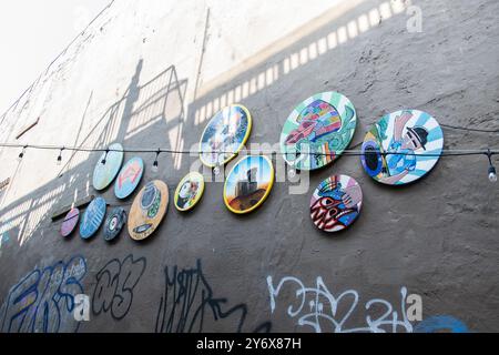 Decorazioni per dischi in vinile che celebrano la musica nel centro di St John's, Newfoundland & Labrador, Canada Foto Stock