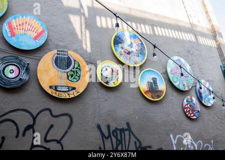 Decorazioni per dischi in vinile che celebrano la musica nel centro di St John's, Newfoundland & Labrador, Canada Foto Stock