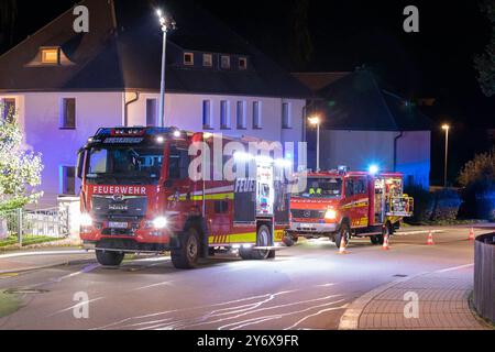 240927Garagenbrand News ID: EN 2024-09-27 Nächtlicher Feuerwehreinsatz in Jahnsdorf Feuerwehr rückt zu Garagenbrand aus Jahnsdorf. Vergangene Nacht gegen 2:24 Uhr mussten Feuerwehrkameraden der Gemeinde Jahnsdorf in Die Adorfer Straße ausrücken. Ein Holzstapel an einer Garage hatte aus noch ungeklärter Ursache, Feuer gefangen und drohte auf eine Garage und einem Wohnhaus überzugreifen. BEI Ankunft der Feuerwehr, waren alle Bewohner aus dem Wohnhaus evakuiert worden. Umgehend begann die Feuerwehr mit der Brandbekämpfung. Ein Trupp unter schwerem Atemschutz konnte den Brand rasch löschen. Da da Foto Stock