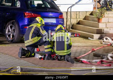 240927Garagenbrand News ID: EN 2024-09-27 Nächtlicher Feuerwehreinsatz in Jahnsdorf Feuerwehr rückt zu Garagenbrand aus Jahnsdorf. Vergangene Nacht gegen 2:24 Uhr mussten Feuerwehrkameraden der Gemeinde Jahnsdorf in Die Adorfer Straße ausrücken. Ein Holzstapel an einer Garage hatte aus noch ungeklärter Ursache, Feuer gefangen und drohte auf eine Garage und einem Wohnhaus überzugreifen. BEI Ankunft der Feuerwehr, waren alle Bewohner aus dem Wohnhaus evakuiert worden. Umgehend begann die Feuerwehr mit der Brandbekämpfung. Ein Trupp unter schwerem Atemschutz konnte den Brand rasch löschen. Da da Foto Stock