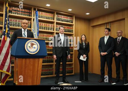 New York, Stati Uniti. 25 settembre 2024. Damien Williams procuratore statunitense per il distretto meridionale di New York (L), James Dennahy (CL), vicedirettore dell'ufficio di New York dell'FBI, e Joycelyn Strauber (CR), commissario per la procura delle indagini (e assistente procuratori R) hanno aperto le accuse contro il sindaco di New york, Eric Adams per tangenti, cospirazione e spese di finanziamento della campagna elettorale e donazioni straniere. Credito: SOPA Images Limited/Alamy Live News Foto Stock