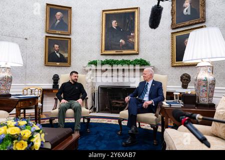 Washington, Stati Uniti. 27 settembre 2024. Il presidente DEGLI STATI UNITI Joe Biden, a destra, e Volodymyr Zelenskiy, presidente dell'Ucraina, durante una riunione presso l'Ufficio ovale della Casa Bianca a Washington, DC, USA, giovedì 26 settembre, 2024. Biden ha annunciato giovedì 2,4 miliardi di dollari in assistenza militare per l'Ucraina e prevede di convocare una riunione a livello di leader di alleati chiave per coordinare il sostegno aggiuntivo quando visiterà la Germania il mese prossimo. Foto di al Drago/Pool/ABACAPRESS. COM credito: Abaca Press/Alamy Live News Foto Stock