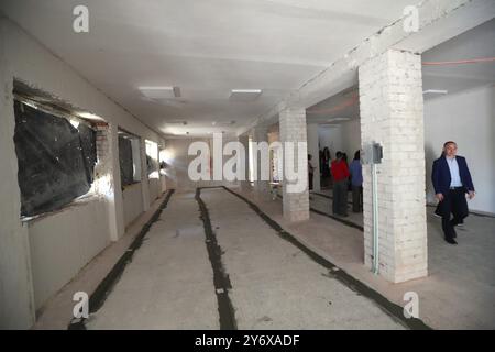 Non esclusiva: CHERNIHIV, UCRAINA - 24 SETTEMBRE 2024 - l'edificio della scuola secondaria n.. 13 attualmente in riparazione, Chernihiv, Ukrai settentrionale Foto Stock