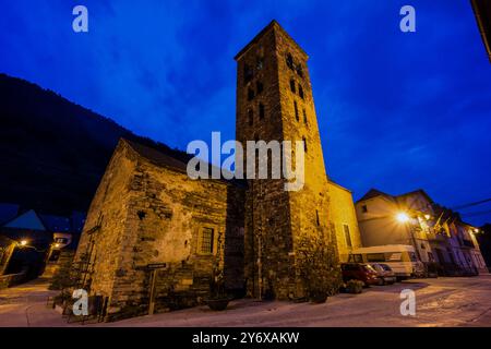 Chiesa parrocchiale dedicata a Santa Maria, tra i secoli X-X, Vilamos, valle dell'Aran, Catalogna, catena montuosa dei Pirenei, Spagna, europa. Foto Stock