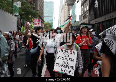 New York, Stati Uniti. 25 settembre 2024. I manifestanti pro palestinesi e pro Lebonon si radunano alla New York Public Library Steps e marciano verso le Nazioni Unite per protestare contro la guerra e l'arrivo di Benjamin Netenyahu a New York per parlare alle Nazioni Unite. Credito: SOPA Images Limited/Alamy Live News Foto Stock