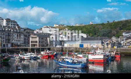 Barcos pesqueros amarrados en el puerto de Luarca, hermosa villa asturiana al norte de España Foto Stock