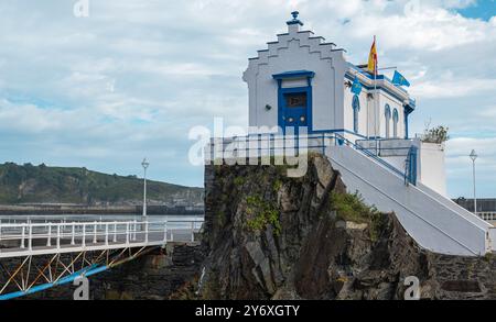 Una hermosa casa en el puerto de la villa asturiana de Luarca, España Foto Stock