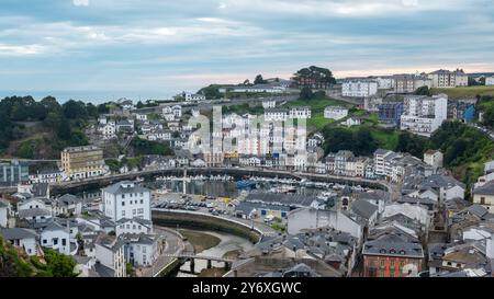 Vista elevada de la villa costera de Luarca, Asturie, desde el mirador del Chano. España Foto Stock