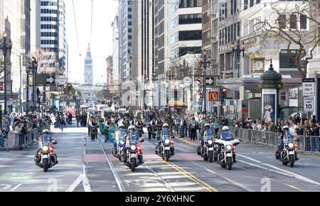 San Francisco, CA - 16 marzo 2024: Partecipanti non identificati alla 173a parata annuale del St Patricks Day. Le coste occidentali sono le più grandi irlandesi persino celebrati Foto Stock