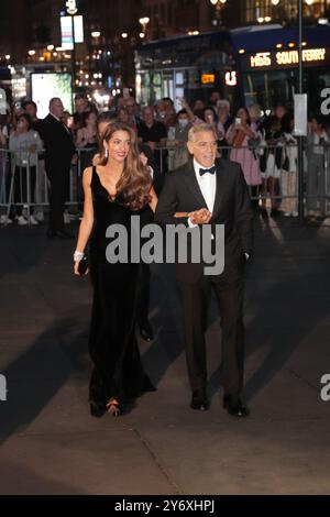 New York, NY - 26 settembre 2024: Amal Clooney e George Clooney partecipano al prestigioso evento della Clooney Foundation for Justice, The Albies, tenutosi presso la New York Public Library. La serata piena di stelle ha messo in evidenza la continua dedizione della coppia alla giustizia globale, ai diritti umani e alla protezione delle comunità vulnerabili. Amal, un importante avvocato internazionale per i diritti umani, e George, un attore e attivista acclamato, hanno parlato con passione della missione della loro fondazione di combattere l'ingiustizia e combattere per la responsabilità sulla scena mondiale. Foto: Giada Papini Rampelotto/EuropaNewswire Foto Stock