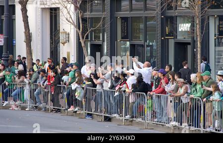 San Francisco, CA - 16 marzo 2024: Spettatori non identificati fiancheggiano la strada per la 173a parata annuale del St Patricks Day. Le coste occidentali sono le più grandi irlandesi Foto Stock
