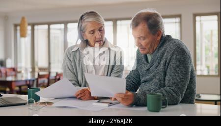 Coppia senior, documenti e pianificazione del budget con finanziamenti per pensioni, investimenti o spese a casa. Anziani, uomo e donna con documenti per le bollette Foto Stock