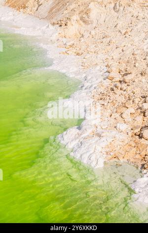 Primo piano sull'acqua salata e smeraldo di Qarhan o sul lago Chaerhan intorno alla città di Golmud, Qinghai, Cina, sfondo con spazio per testo Foto Stock