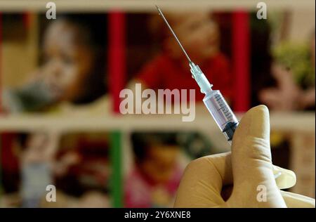 Foto del file del 9/8/2004 di un infermiere che maneggia una siringa in un centro medico di Ashford, Kent. I genitori sono esortati a vaccinare i loro figli mentre gli esperti lanciano una campagna per aumentare l'assorbimento nel Regno Unito in mezzo a crescenti casi di pertosse e morbillo. I ricercatori dell'Oxford Vaccine Group, che fa parte dell'Università di Oxford, hanno sviluppato un'animazione che, dicono, si concentra sul "ruolo critico" della pertosse nella protezione contro le infezioni, che possono causare gravi complicazioni come la polmonite. Data di pubblicazione: Venerdì 27 settembre 2024. Foto Stock