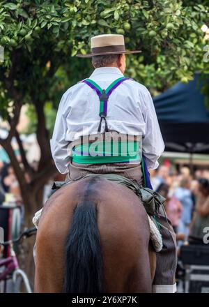 Fuengirola, Malaga, Spagna. 20/09/2024. Cavaliere vestito con il tipico costume da cowboy andaluso, cavalcando un cavallo durante la celebrazione della fiera Foto Stock