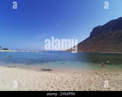 Chania, Grecia. 3 settembre 2024. La spiaggia di Stavros sulla penisola di Akrotiri. È qui che è stata girata la scena di Alexis Sorbas, in cui Anthony Quinn ha ballato il greco sirtaki. Credito: Alexandra Schuler/dpa/Alamy Live News Foto Stock