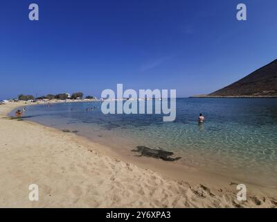 Chania, Grecia. 3 settembre 2024. La spiaggia di Stavros sulla penisola di Akrotiri. È qui che è stata girata la scena di Alexis Sorbas, in cui Anthony Quinn ha ballato il greco sirtaki. Credito: Alexandra Schuler/dpa/Alamy Live News Foto Stock