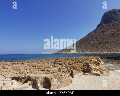 Chania, Grecia. 3 settembre 2024. La spiaggia di Stavros sulla penisola di Akrotiri. È qui che è stata girata la scena di Alexis Sorbas, in cui Anthony Quinn ha ballato il greco sirtaki. Credito: Alexandra Schuler/dpa/Alamy Live News Foto Stock