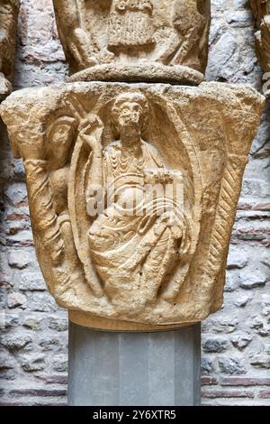 Dodici capitelli incorporati, Cristo in Maestà Holding, Île-de-France, circa 1020-1030, calcare, dalla navata della chiesa abbaziale di Saint-Germain-des Foto Stock