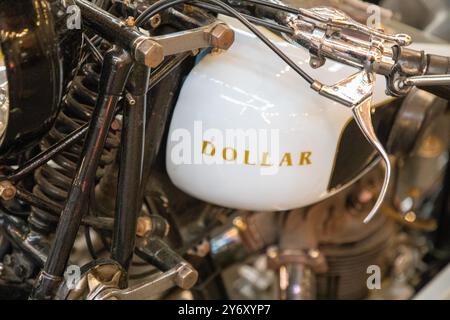 Bordeaux , Francia - 09 26 2024 : Dollar è stato un marchio motociclistico francese e un testo di firma sul serbatoio carburante di vecchia moto d'epoca Foto Stock