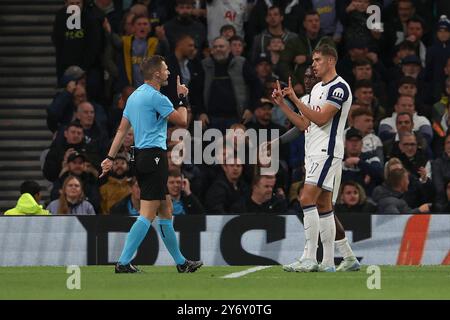 Londra, Regno Unito. 26 settembre 2024. Il difensore del Tottenham Hotspur Micky van de Ven (37) discute con l'arbitro Willy Delajod durante la partita del Tottenham Hotspur FC contro Qarabag FK Europa League Round 1 al Tottenham Hotspur Stadium, Londra, Inghilterra, Regno Unito il 26 settembre 2024 Credit: Every Second Media/Alamy Live News Foto Stock