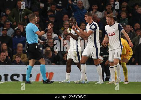 Londra, Regno Unito. 26 settembre 2024. Il difensore del Tottenham Hotspur Micky van de Ven (37) discute con l'arbitro Willy Delajod durante la partita del Tottenham Hotspur FC contro Qarabag FK Europa League Round 1 al Tottenham Hotspur Stadium, Londra, Inghilterra, Regno Unito il 26 settembre 2024 Credit: Every Second Media/Alamy Live News Foto Stock