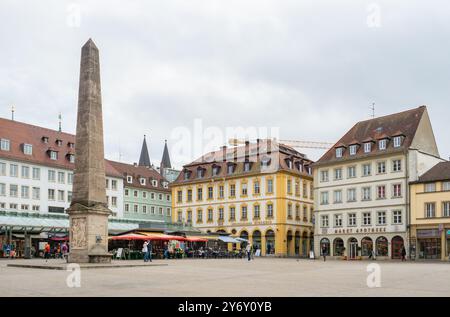 Wuerzburg, Germania - 19 ottobre 2023: Storica piazza del mercato nel centro della città con la fontana dell'obelisco Foto Stock