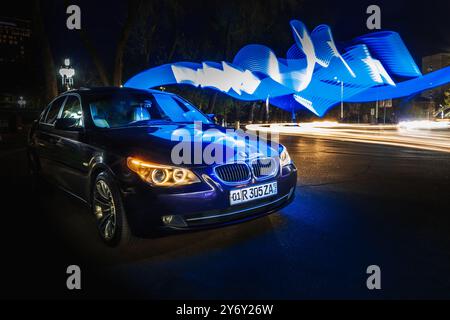 Tashkent, Uzbekistan - 22 marzo 2023: Auto BMW di marca in città con un'illuminazione interessante Foto Stock