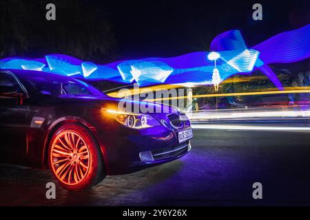 Tashkent, Uzbekistan - 22 marzo 2023: Auto BMW di marca in città con un'illuminazione interessante Foto Stock